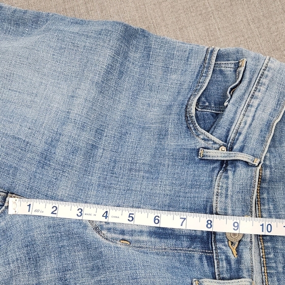 Levis Bermuda Stretch Medium Wash Denim Shorts. Size 29. - Picture 9 of 9